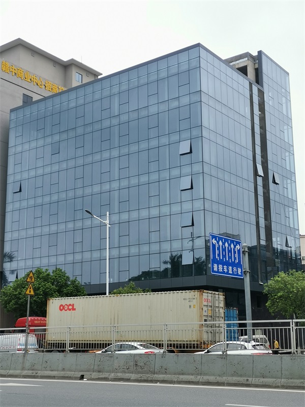 全隐框赢咖7建筑